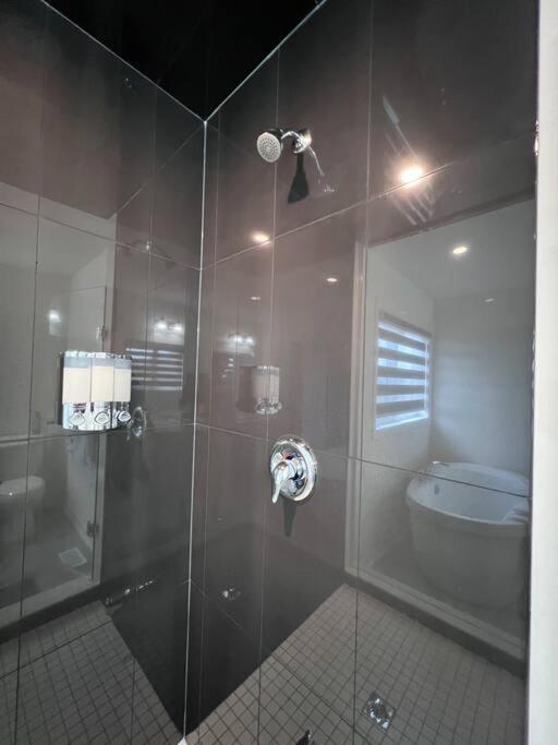 Brand New 4 Bedroom Villa By Hamilton Airport! Luaran gambar