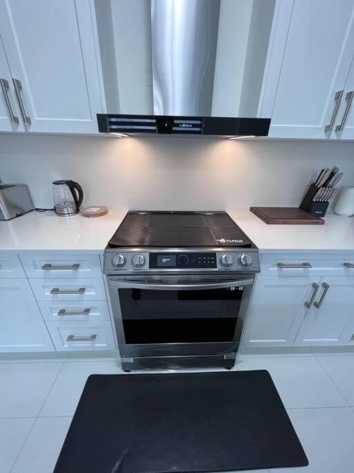 Brand New 4 Bedroom Villa By Hamilton Airport! Luaran gambar